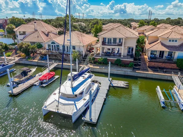 313 Harborside Cir, Kemah, TX 77565