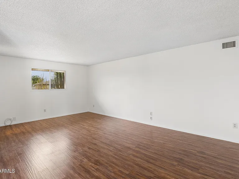 1014 E Balboa Cir — Photo 12
