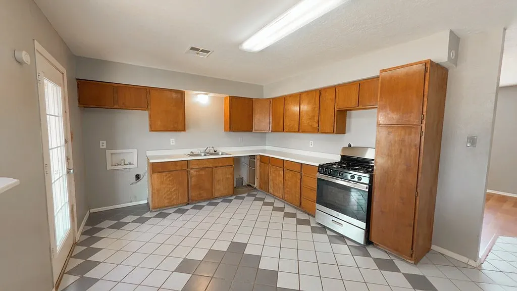 3 bed, 2.0 bath, 1242 sqft, $1,700 — Photo 3