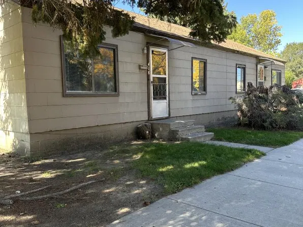 418 9th St W, Hardin, MT 59101