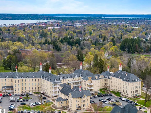 830 Cottageview Dr Suite 403, Traverse City, MI 49684