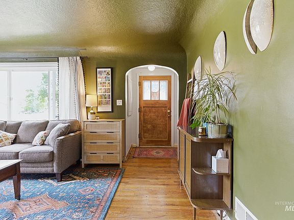 2nd image of 404 S Juniper St