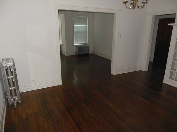3rd image of 1208 W Montrose Ave