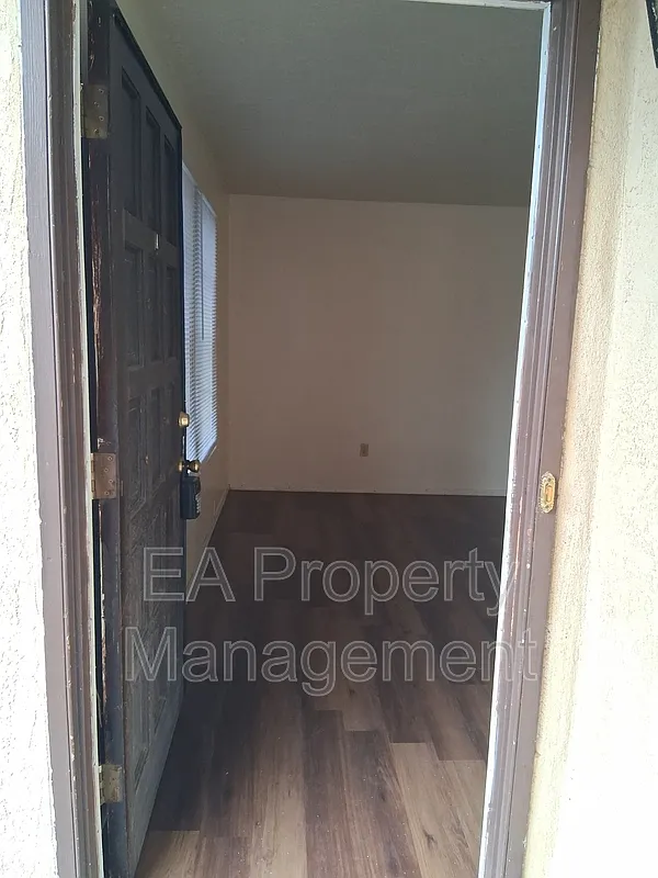 2 bed, 1.0 bath, 700 sqft, $945 — Photo 2