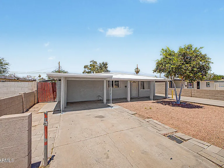 2038 E Lemon St — Photo 2