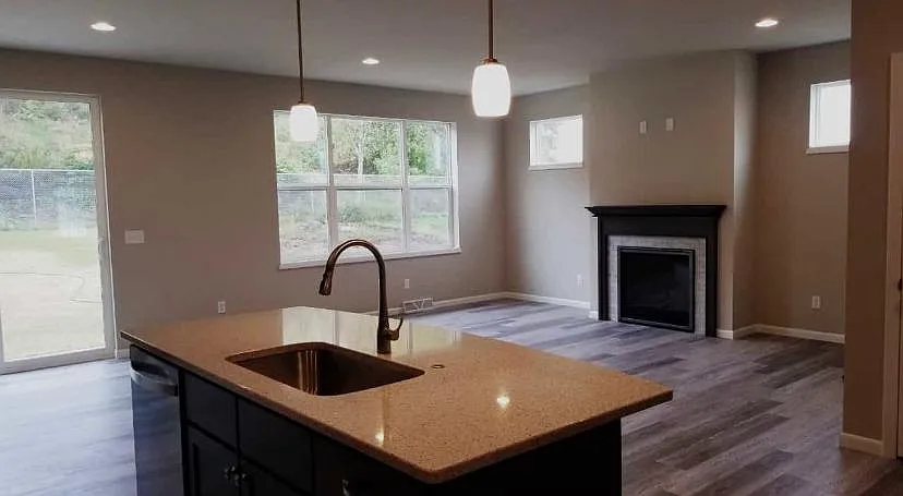 4 bed, 2056 sqft, $3,400 — Photo 3
