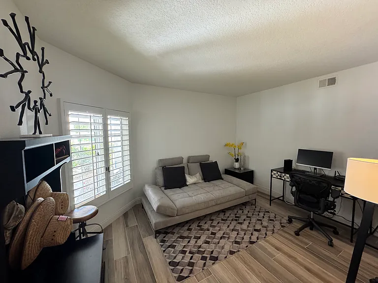 289 Vista Royale Cir W — Photo 11