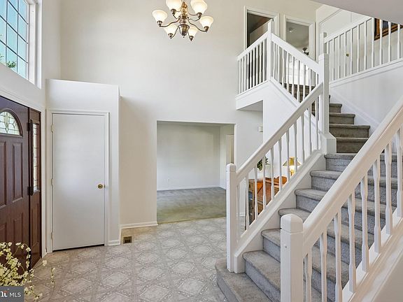 3rd image of 7 Flagstone Dr