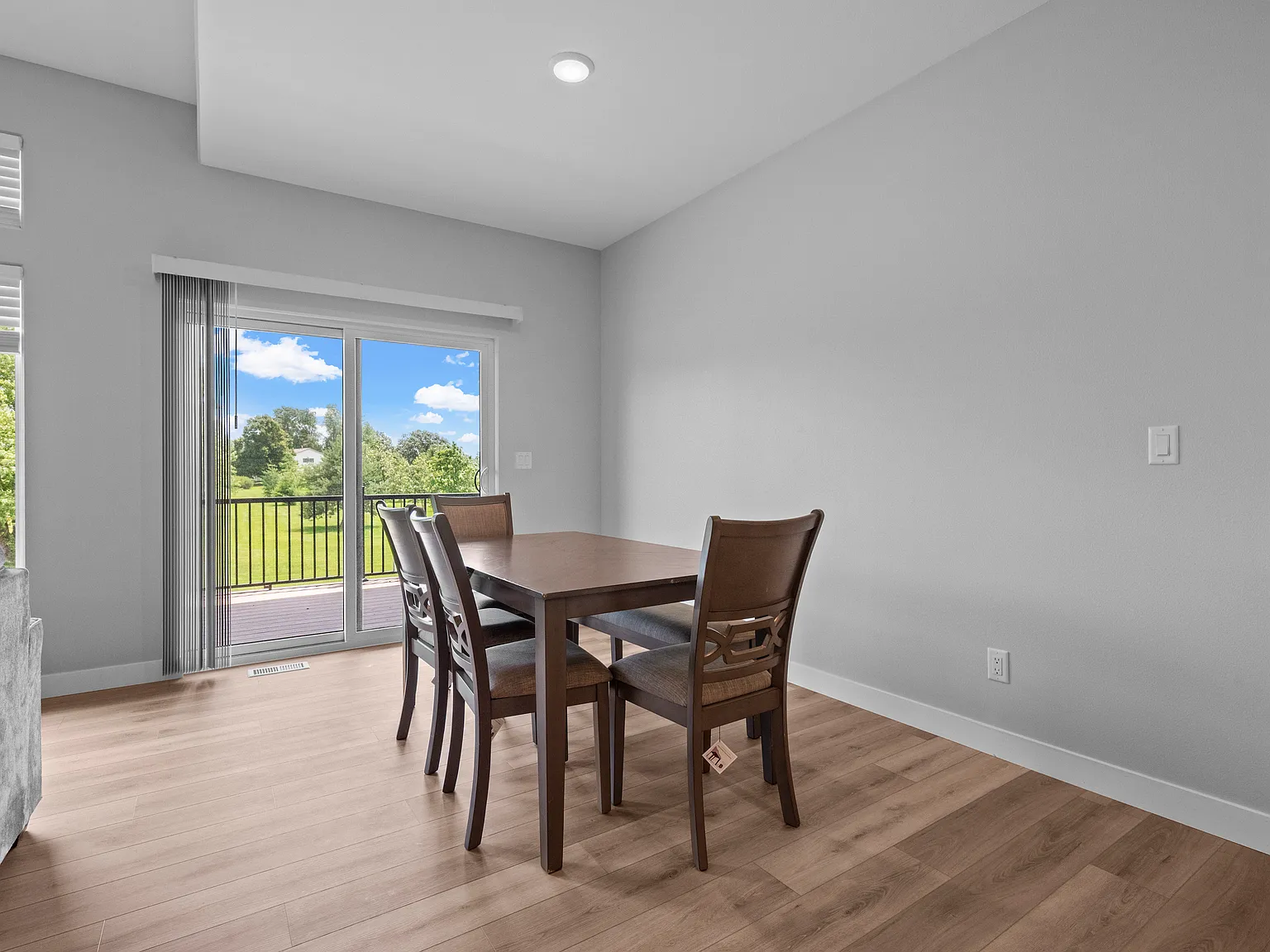 5 bed, 2700 sqft, $4,500 — Photo 4