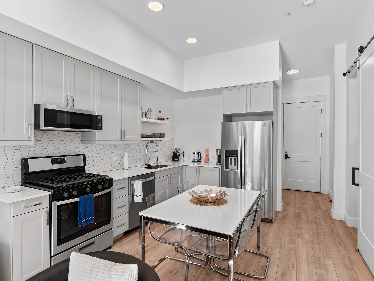2 bed, 749 sqft, $3,270 — Photo 4