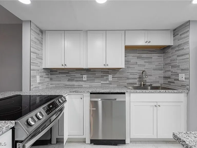 2244 Winkler Ave #207 — Photo 6