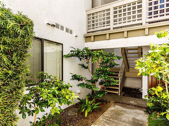 2nd image of 518 1/2 Via De La Valle Unit B