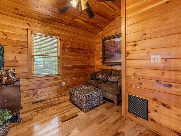 13 Camden Way — Photo 32