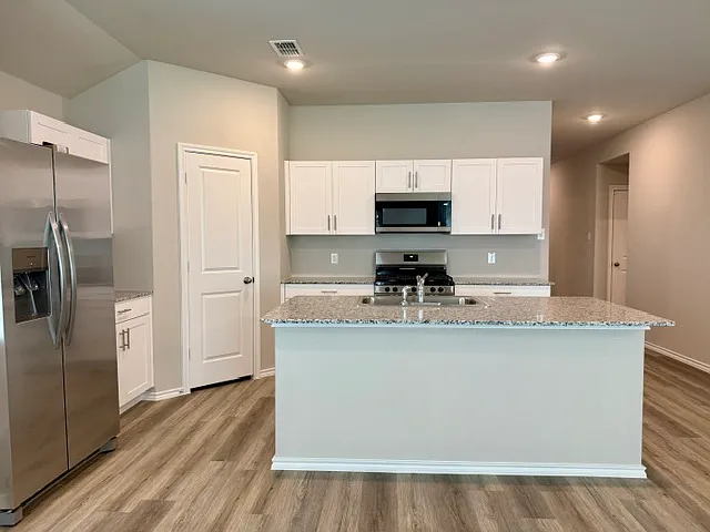 4 bed, 1798 sqft, $2,500 — Photo 1