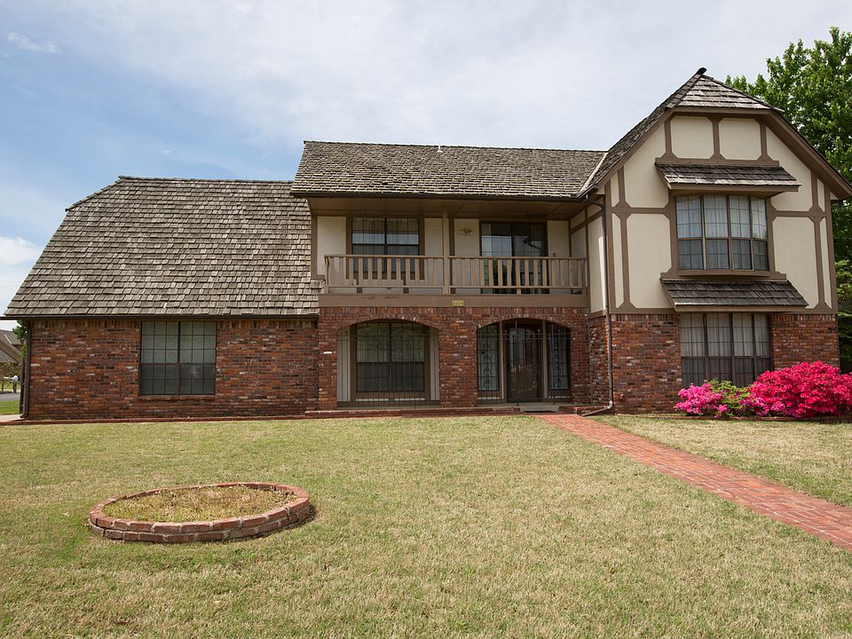 Spacious family home with beautiful outdoor living on corner lot in South Tulsa's Premier Darnaby El