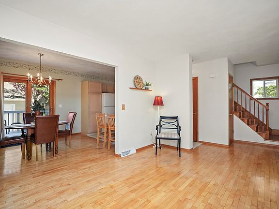 3rd image of 607 E Doty Ave