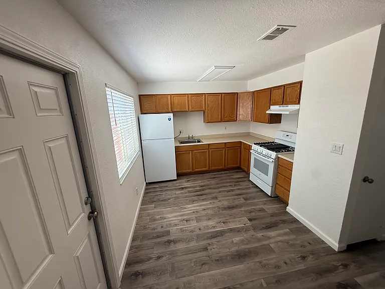 602 Rocky Hill Rd #B — Photo 3