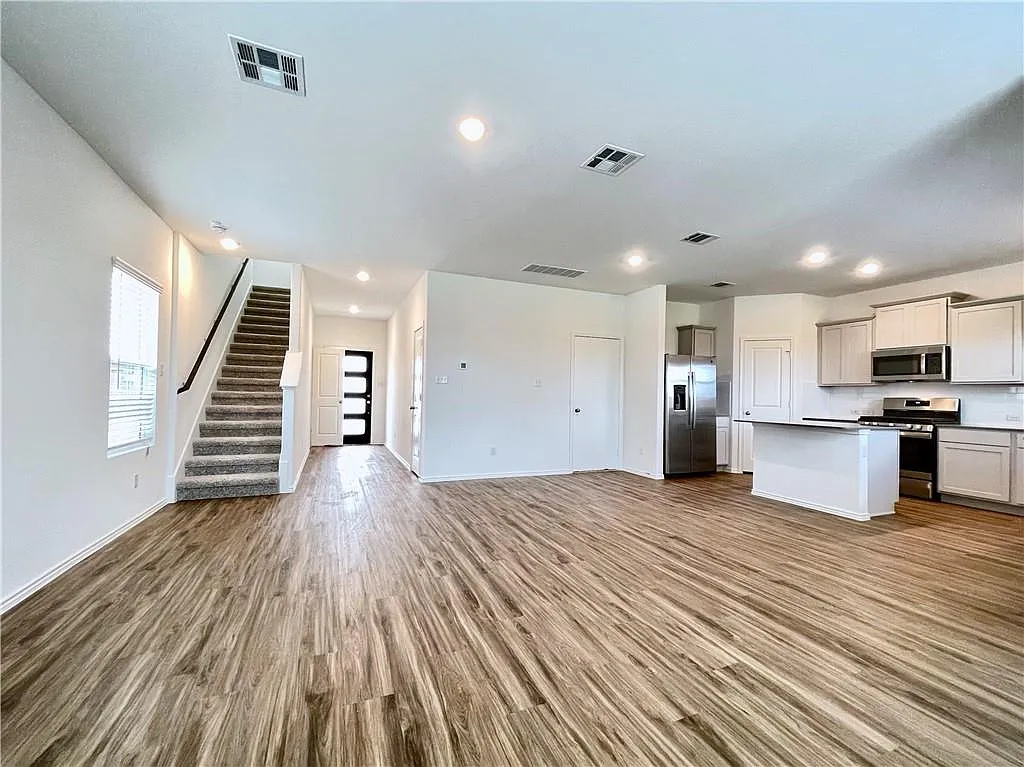 3 bed, 7.0 bath, 1857 sqft, $2,100 — Photo 4