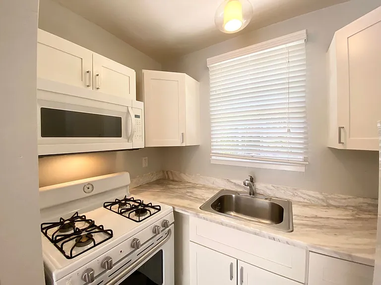 Bellevue Apartments — Photo 30