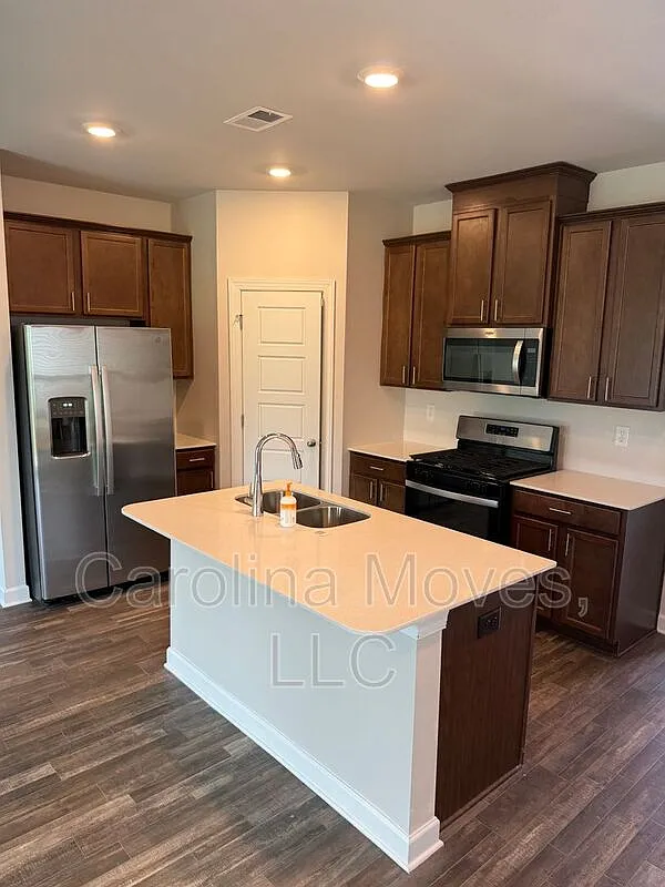 3 bed, 2.5 bath, 1597 sqft, $1,650 — Photo 2