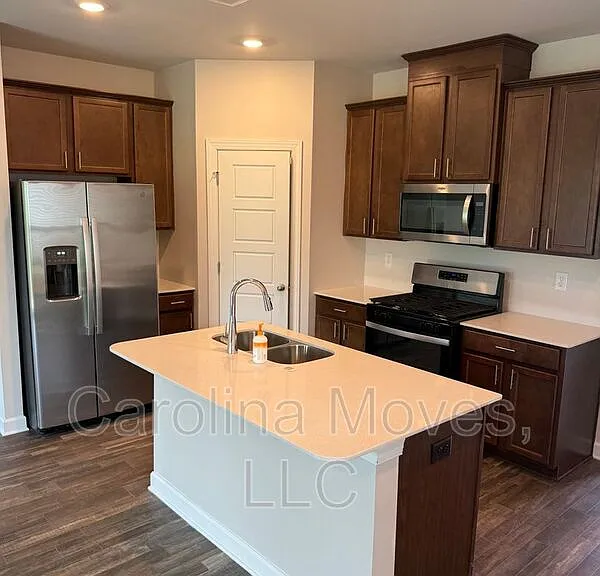 206 Telford Dr — Photo 2
