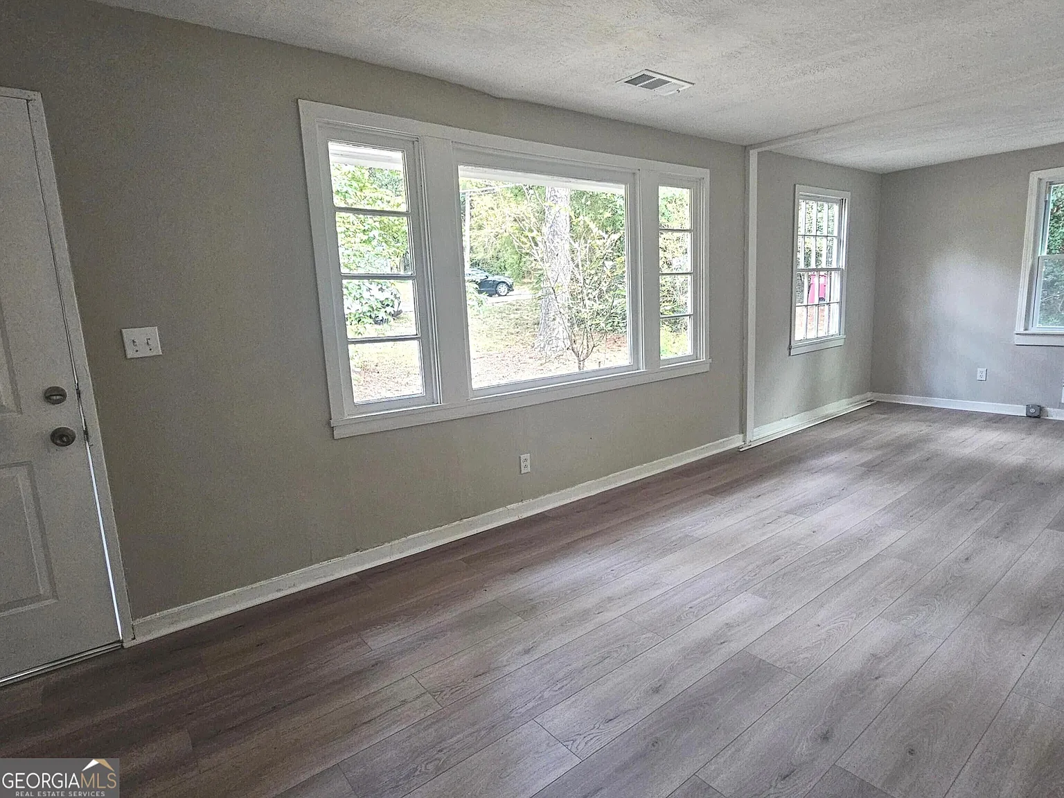 3 bed, 1.0 bath, 1025 sqft, $1,224 — Photo 2