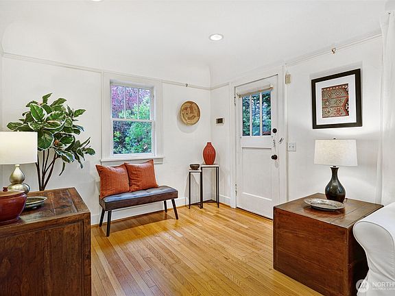3rd image of 7049 Ravenna Avenue NE #B