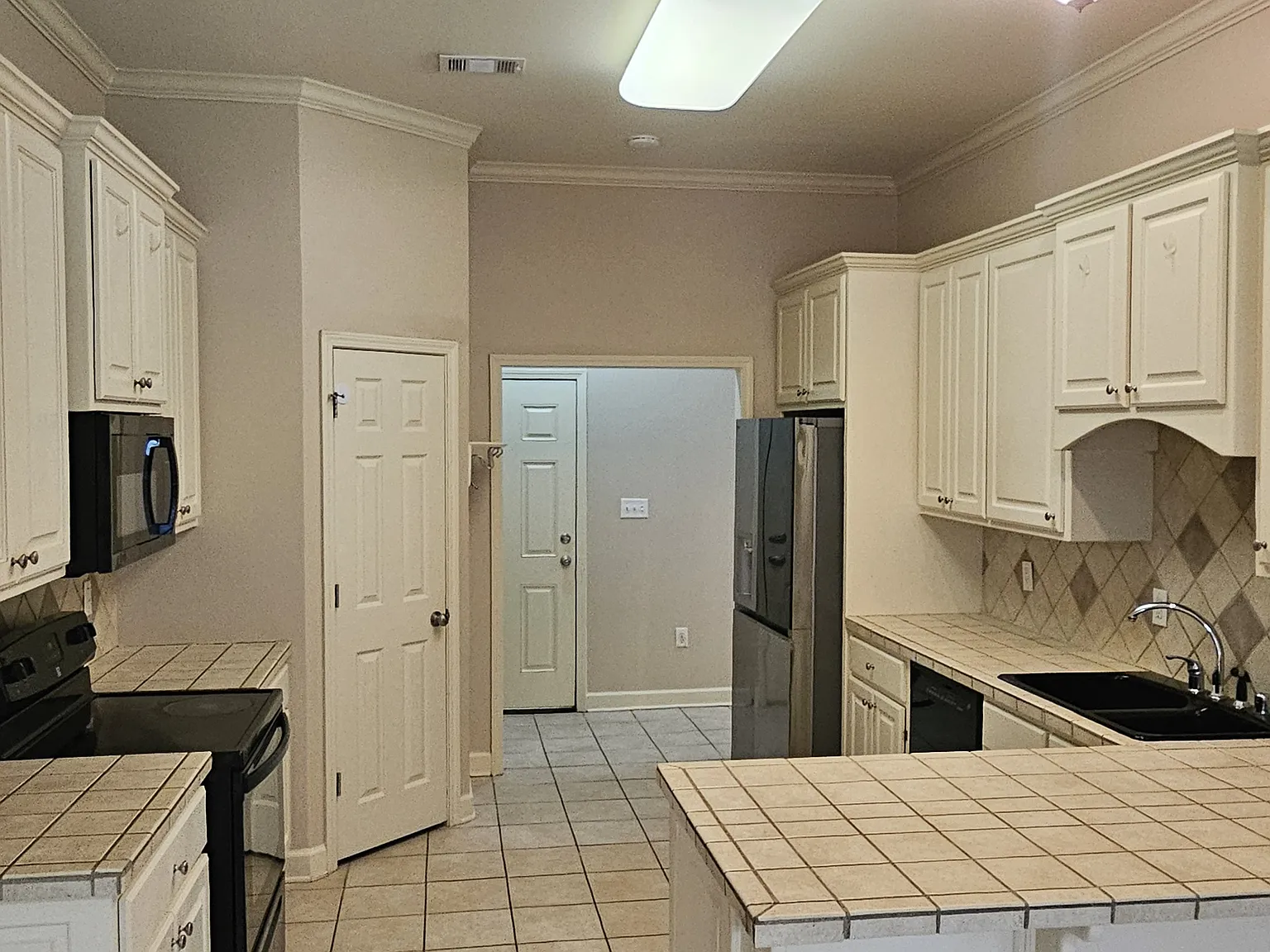 4 bed, 2274 sqft, $2,350 — Photo 2