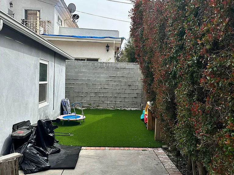 22040 Avenue San Luis — Photo 3