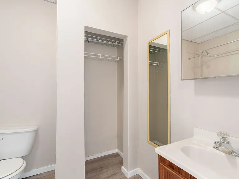 Karlton Apartments — Photo 13