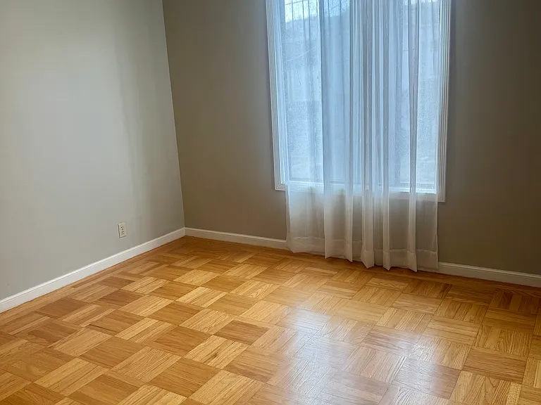 72 Robblee Ave — Photo 14