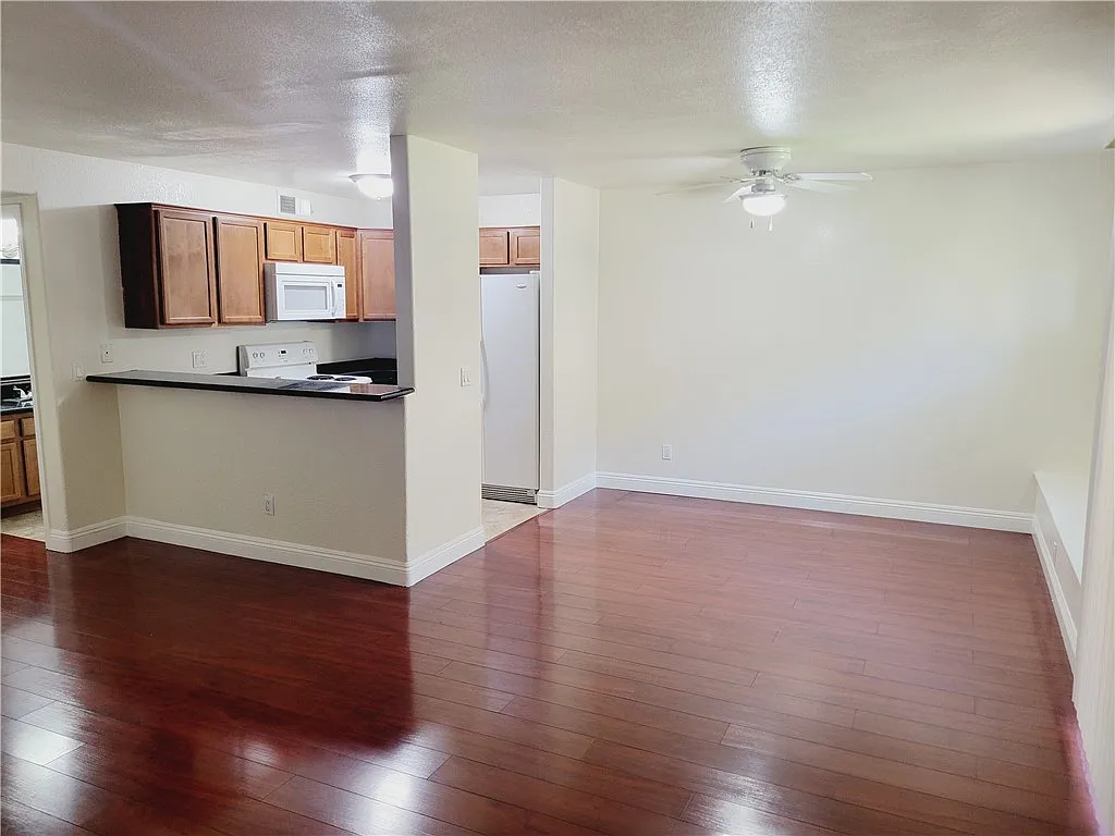 3 bed, 2.0 bath, 1061 sqft, $1,625 — Photo 4