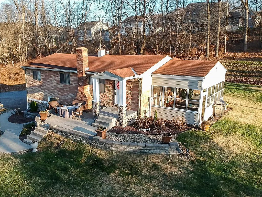 5098 Lakeview Dr photo 1