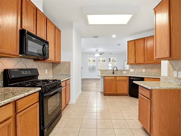 18427 Grove Brook Ln — Photo 12