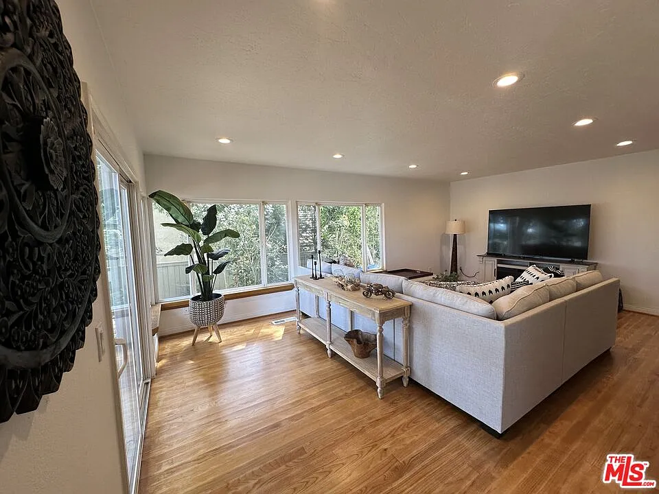 4 bed, 3.0 bath, 2786 sqft, $12,900 — Photo 3