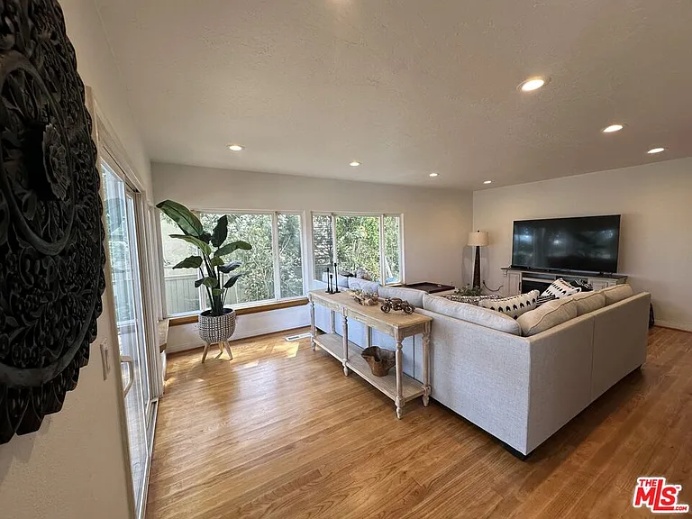 2846 Angelo Dr — Photo 3