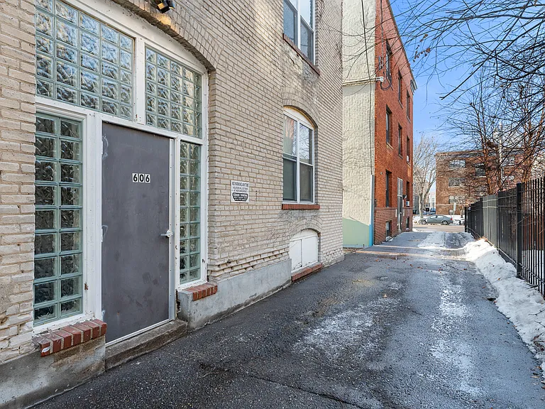 606 E 15th St #5 — Photo 19