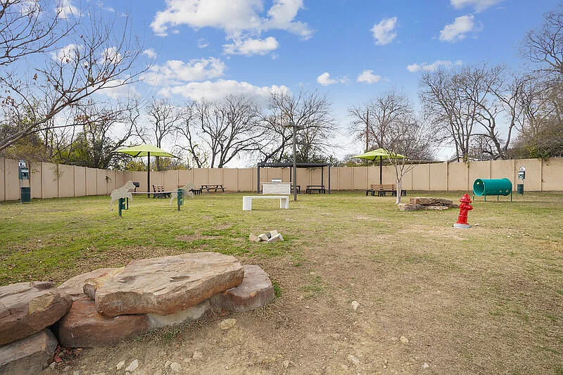 4000 Hulen Apartments — Photo 4