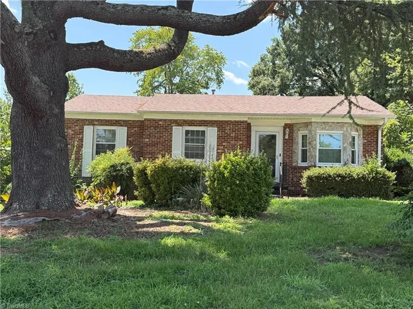 2201 Woodberry Dr, Greensboro, NC 27403