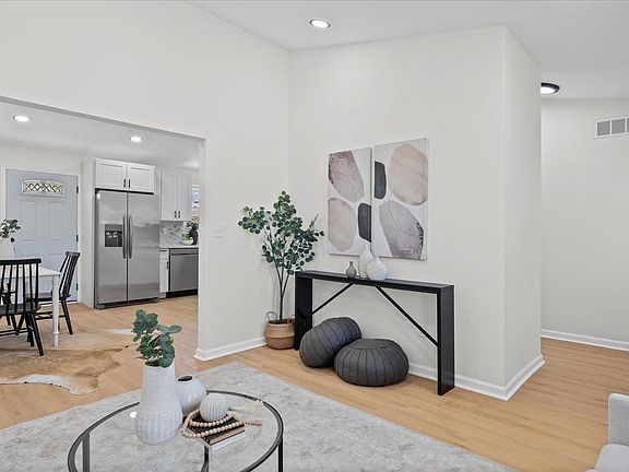 4th image of 3901 Tiverton Rd