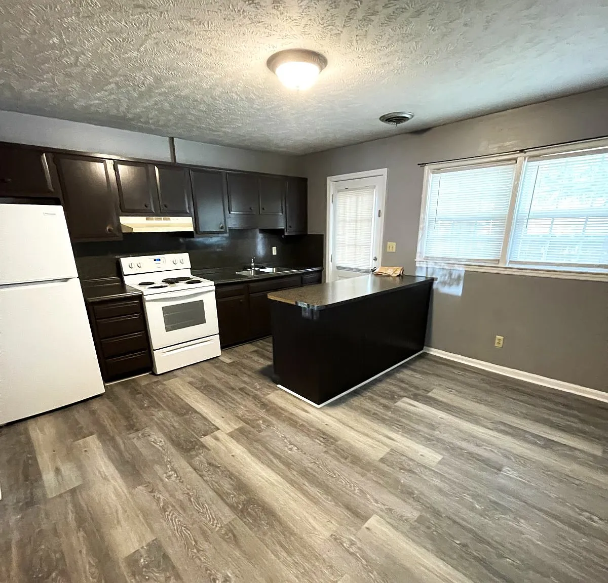 2 bed, 1.5 bath, $1,400 — Photo 3