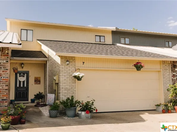 7 Shannon Court Dr, Cuero, TX 77954