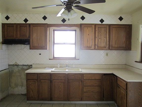 3rd image of 2409 S Lombard Ave