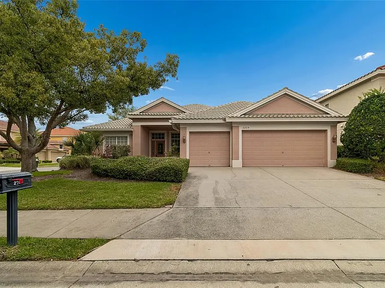 2204 Elizabeth Way — Photo 1