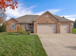 882 Mid Bluff Dr, Zeeland, MI 49464