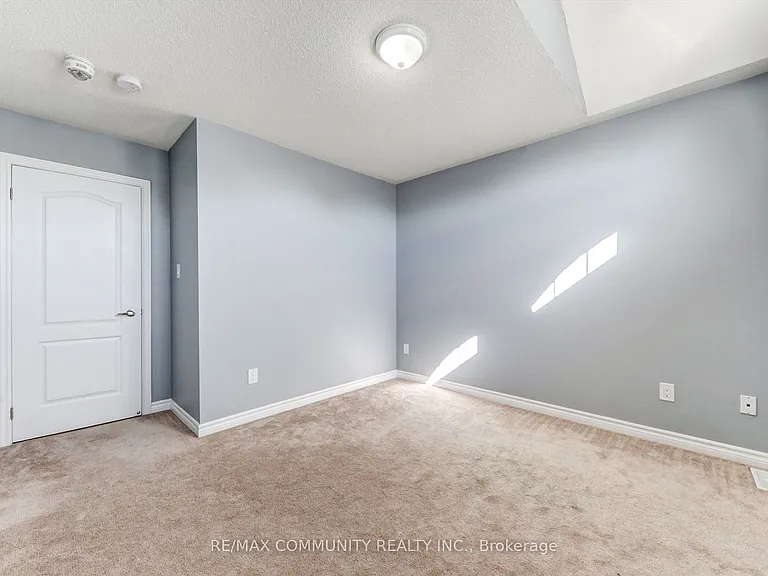 79 McRoberts Cres — Photo 30