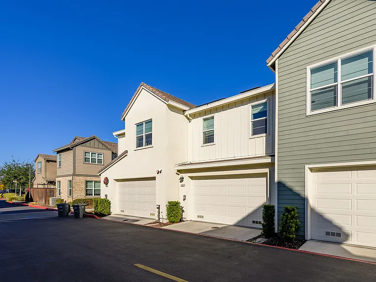 1304 Bloom Ln — Photo 44