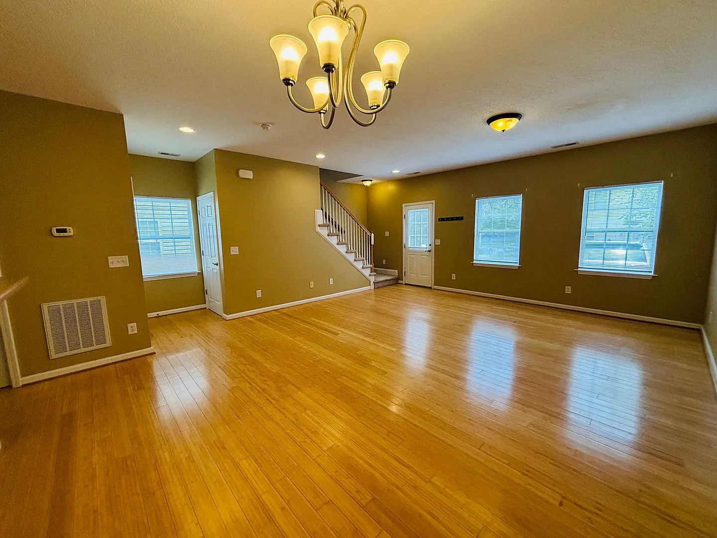 3 Bedroom, 2.5 Bath Townhouse — Photo 4