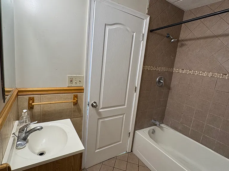 302 E Hamilton St #1 — Photo 4