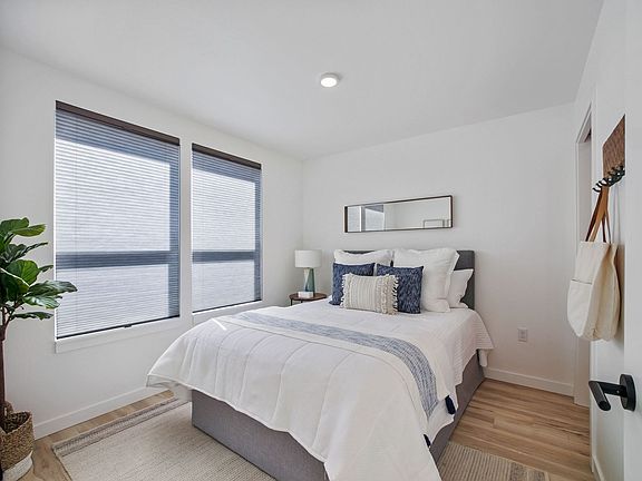 4th image of 5780-5790 N Greeley Ave #5780/12